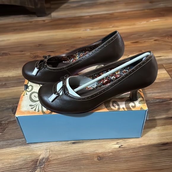 New Women’s shoes size 9 by Mudd comes from a pet free smoke free home. - Picture 3 of 7